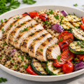 Pui la OptiGrill cu quinoa și legume coapte
