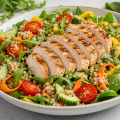 Salată proteică cu curcan la grătar, quinoa și verdețuri