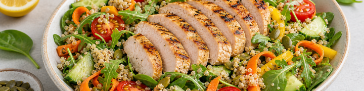 Salată proteică cu curcan la grătar, quinoa și verdețuri