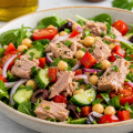 Salată proteică cu ton, năut și legume crocante