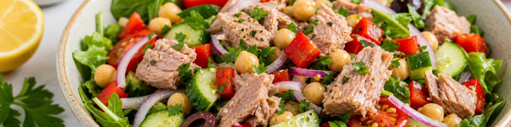Salată proteică cu ton, năut și legume crocante