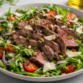 Salată proteică cu vită la grătar, rucola și roșii cherry