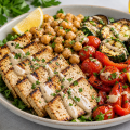 Tofu la grătar cu năut și legume mediteraneene