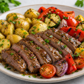 Vită la grătar cu cartofi noi și legume